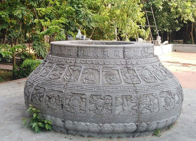 Tang giếng trong chùa được chạm trổ cầu kỳ, công phu. Ảnh: Báo Vĩnh Phúc.