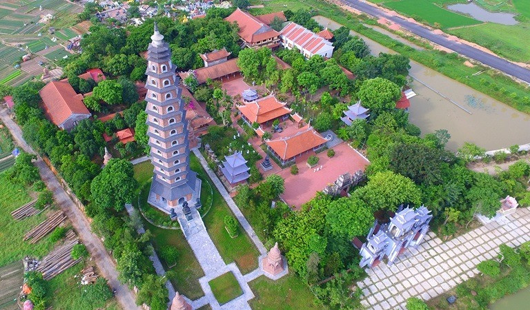 Nhắc đến chùa Biện Sơn, nhiều người nhận ra đây là di tích lịch sử cấp Quốc gia nổi tiếng ở Vĩnh Phúc. Chùa Biện Sơn tọa lạc trên một gò đất cao rộng khoảng 14.939m2. Ngày trước có tên là Độc Nhĩ, người dân địa phương hay gọi là Núi Biện với dáng quy xà hợp hình rất kì lạ.