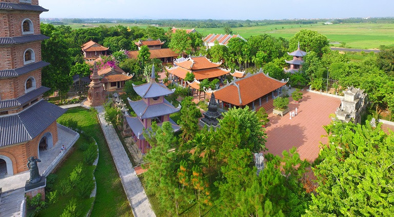 Cuối năm 967, Đinh Bộ Lĩnh dẫn quân lên vùng Tam Đái, Nguyễn Khoan chống không nổi, tử trận. Hai tướng và hai bà vợ của ông tự vẫn ở Ao Nâu, cạnh gò Đồng Đậu. Tuy nhiên, theo thần tích làng Vĩnh Mỗ (tức thị trấn Yên Lạc ngày nay) thì Nguyễn Khoan được Đinh Bộ Lĩnh tha chết và ông đã xuống tóc đi tu tại ngôi chùa Biện Sơn do ông xây dựng trước đó. Vì thế mà chùa Biện Sơn ngoài thờ Phật còn thờ đại sư Nguyễn Khoan. Ảnh: Báo Vĩnh Phúc.