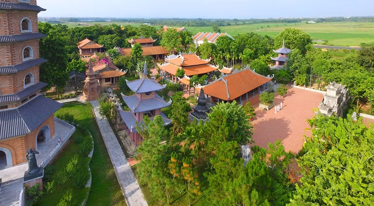 Cuối năm 967, Đinh Bộ Lĩnh dẫn quân lên vùng Tam Đái, Nguyễn Khoan chống không nổi, tử trận. Hai tướng và hai bà vợ của ông tự vẫn ở Ao Nâu, cạnh gò Đồng Đậu. Tuy nhiên, theo thần tích làng Vĩnh Mỗ (tức thị trấn Yên Lạc ngày nay) thì Nguyễn Khoan được Đinh Bộ Lĩnh tha chết và ông đã xuống tóc đi tu tại ngôi chùa Biện Sơn do ông xây dựng trước đó. Vì thế mà chùa Biện Sơn ngoài thờ Phật còn thờ đại sư Nguyễn Khoan. Ảnh: Báo Vĩnh Phúc.