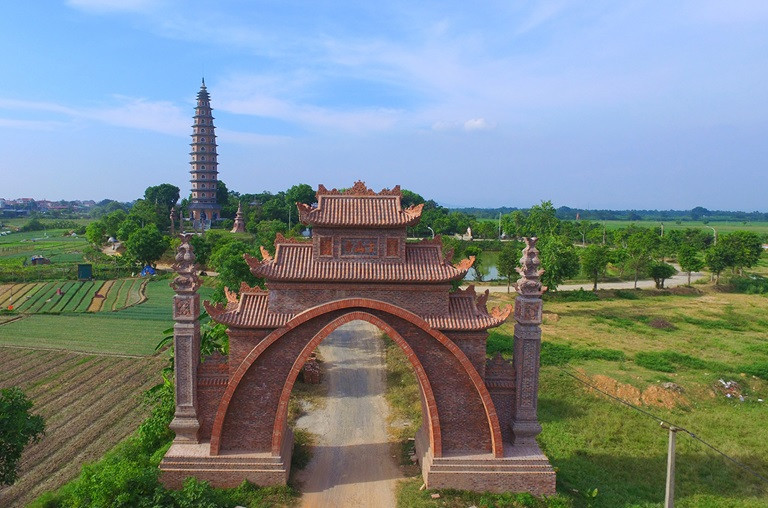 Chùa Biện Sơn gây ấn tượng bởi cổng vào được xây dựng bằng chất liệu thô mộc, tự nhiên nhưng đường nét sắc sảo, chi tiết. Ảnh: Báo Vĩnh Phúc.