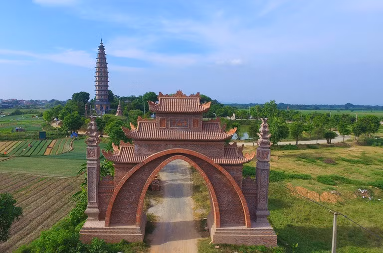 Chùa Biện Sơn gây ấn tượng bởi cổng vào được xây dựng bằng chất liệu thô mộc, tự nhiên nhưng đường nét sắc sảo, chi tiết. Ảnh: Báo Vĩnh Phúc.