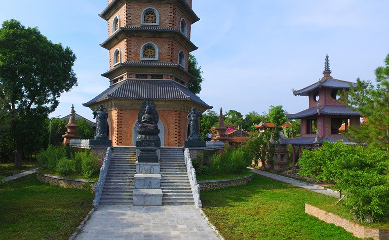 Phả lục đền Nguyễn Gia Loan (đền thờ Nguyễn Sứ Quân) chép: "Trước doanh trại của ông (nay là gò chùa Biện Sơn) có một khu đồng. Ông thường tích nước thả cá. Hàng năm cứ đến ngày mùng 8 tháng Giêng đầu xuân là ngày sinh nhật ông. ông mời bô lão trong xóm ấp, sai quân đánh cá, thiết tiệc mừng xuân. Đêm đến lại dâng bày hoa quả bánh trái, mừng vui tưởng niệm công đức cù lao của cha mẹ để lại. Ngày hôm sau lại mổ bò giết trâu, mời phường múa hát, cùng với nhân dân mở hội mừng xuân" . Ảnh: Báo Vĩnh Phúc.