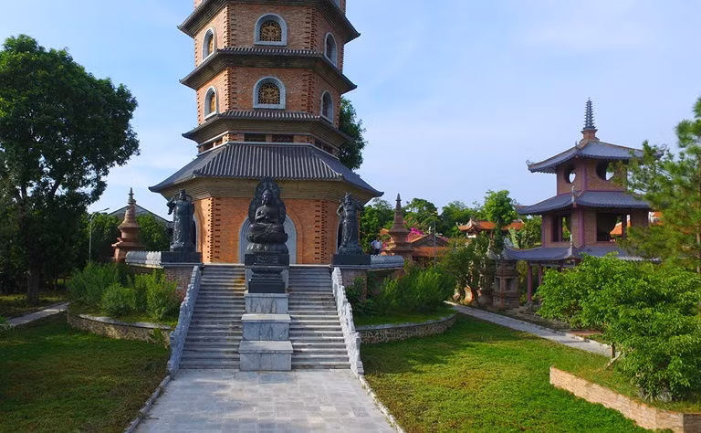 Phả lục đền Nguyễn Gia Loan (đền thờ Nguyễn Sứ Quân) chép: "Trước doanh trại của ông (nay là gò chùa Biện Sơn) có một khu đồng. Ông thường tích nước thả cá. Hàng năm cứ đến ngày mùng 8 tháng Giêng đầu xuân là ngày sinh nhật ông. ông mời bô lão trong xóm ấp, sai quân đánh cá, thiết tiệc mừng xuân. Đêm đến lại dâng bày hoa quả bánh trái, mừng vui tưởng niệm công đức cù lao của cha mẹ để lại. Ngày hôm sau lại mổ bò giết trâu, mời phường múa hát, cùng với nhân dân mở hội mừng xuân" . Ảnh: Báo Vĩnh Phúc.