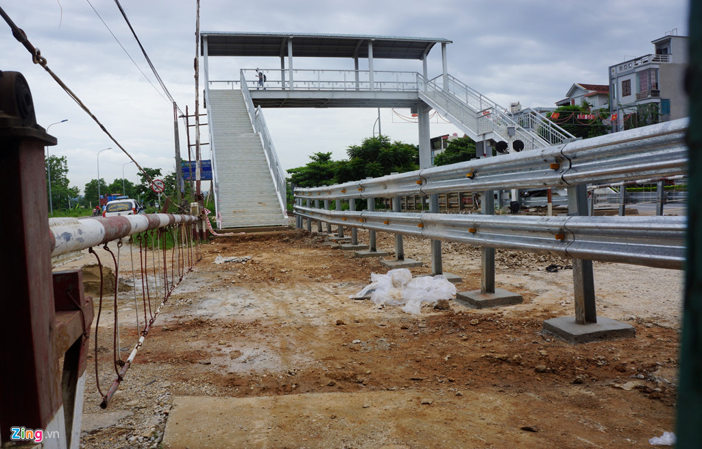 Ngày 31/7, hàng rào cố định chắn ngang quốc lộ 217B, đoạn qua xã Quang Trung đã được đơn vị thi công xây dựng. Tất cả phương tiện cơ giới sẽ đi qua cầu vượt bê tông, nằm song song và cách vị trí cầu bộ hành khoảng 300 m (đường chim bay). Còn người dân và học sinh sẽ đi bộ qua chiếc cầu vượt bộ hành.