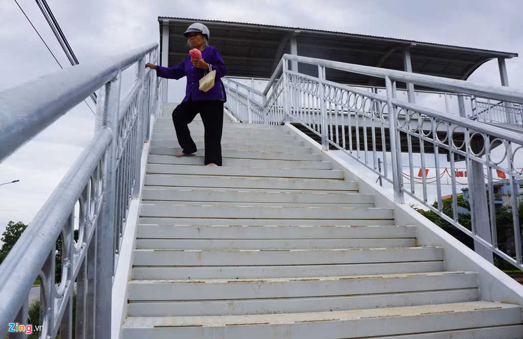 Bà Phương cũng cho rằng chiếc cầu được thiết kế với độ dốc lớn khiến người già, trẻ con đi qua rất vất vả.
