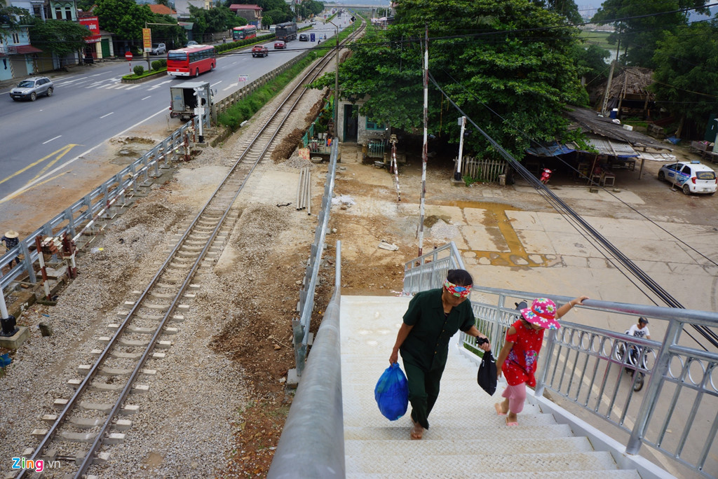 Tuy nhiên, chiếc cầu bộ hành vừa đưa vào sử dụng đã vấp phải phản ứng gay gắt của người dân. Họ cho rằng việc xây dựng có nhiều điểm bất hợp lý và gây lãng phí ngân sách. Bà Nguyễn Thị Phương (54 tuổi, thôn 4, xã Quang Trung), cho biết các cơ sở như trung tâm y tế, trường học, nhà văn hóa, công sở xã... đều nằm bên kia quốc lộ 1. "Trước đây, việc đi lại của chúng tôi chỉ mất chưa đầy 1 km. Giờ đây, nếu đi bằng ôtô, xe máy chúng tôi sẽ đi qua cầu vượt bê tông. Nói chiếc cầu này cách 300 m nhưng đó là khoảng cách đường chim bay. Thực tế chúng tôi phải đi đường vòng qua đó, mất đến 5 km", bà Phương nói.