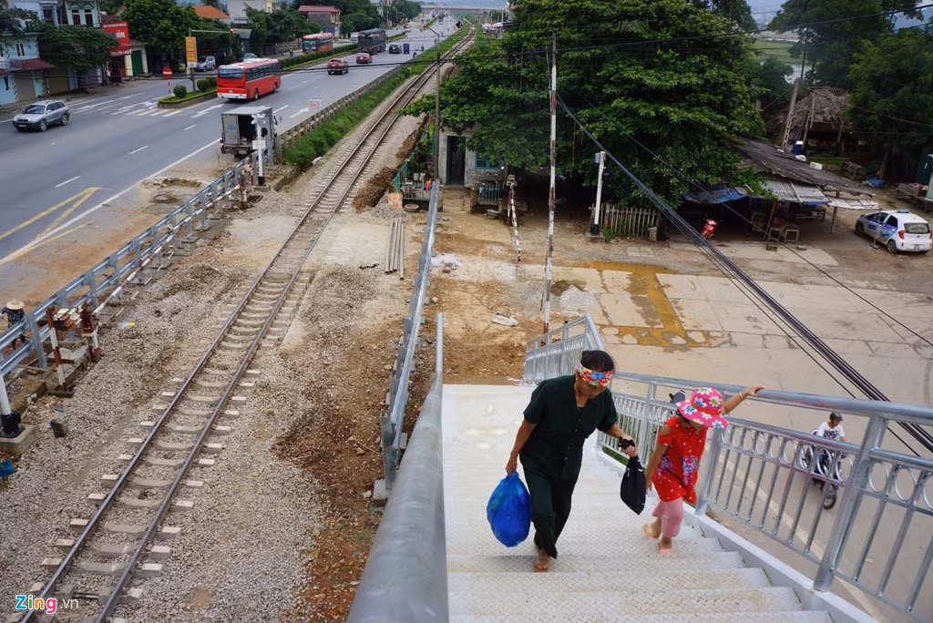Tuy nhiên, chiếc cầu bộ hành vừa đưa vào sử dụng đã vấp phải phản ứng gay gắt của người dân. Họ cho rằng việc xây dựng có nhiều điểm bất hợp lý và gây lãng phí ngân sách. Bà Nguyễn Thị Phương (54 tuổi, thôn 4, xã Quang Trung), cho biết các cơ sở như trung tâm y tế, trường học, nhà văn hóa, công sở xã... đều nằm bên kia quốc lộ 1. "Trước đây, việc đi lại của chúng tôi chỉ mất chưa đầy 1 km. Giờ đây, nếu đi bằng ôtô, xe máy chúng tôi sẽ đi qua cầu vượt bê tông. Nói chiếc cầu này cách 300 m nhưng đó là khoảng cách đường chim bay. Thực tế chúng tôi phải đi đường vòng qua đó, mất đến 5 km", bà Phương nói.