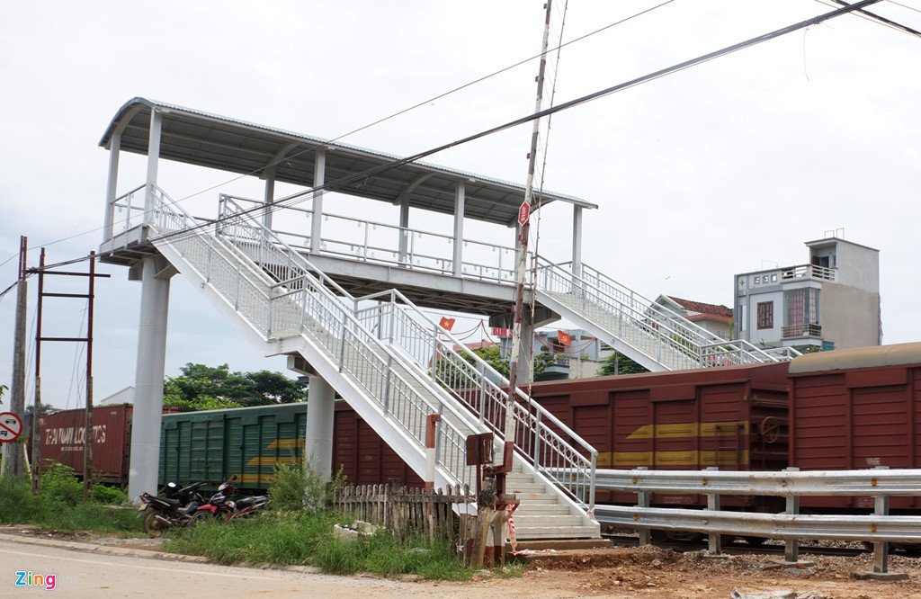 Ông Mai Quốc Chính, Phó chủ tịch UBND xã Quang Trung, xác nhận khi tổ chức đóng chắn, người dân đã phản đối quyết liệt khiến xã phải mở nhiều cuộc họp, bàn giải pháp. "Sắp tới xã sẽ tiếp tục vận động bà con chấp thuận chủ trương đóng chắn nhằm đảm bảo an toàn giao thông", ông Chính nói.