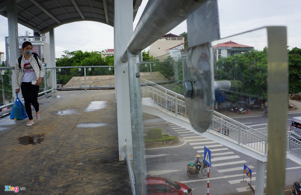 Chiều cầu rộng gần 2 m, điểm cao nhất khoảng hơn 5 m, vật liệu chủ yếu là thép.