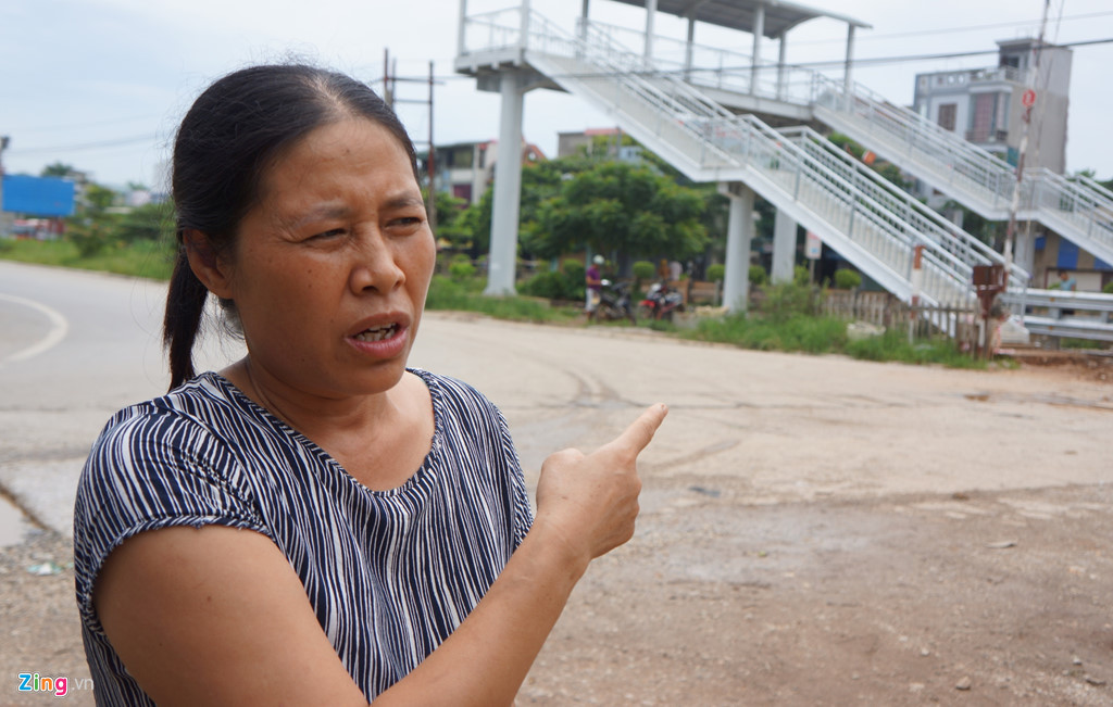 Bà Nguyễn Thị Lý (thôn 4) phản ánh việc đóng chắn cố định khiến nhiều hộ dân sinh sống phía đường 217B có ruộng được phân bên kia quốc lộ 1 bị ảnh hưởng. "Bà con đi cấy, gánh mạ, phân bón phải đi đường vòng hàng km. Dắt trâu bò ra đồng thì làm sao đi qua cầu đi bộ được. Mỗi lần như vậy thì mất nửa ngày trời", bà Lý nói.