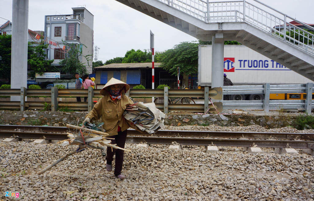 Ghi nhận của PV, một số người dân vẫn quyết định leo trèo qua rào chắn, vượt đường sắt để đi lại cho rằng đi đường vòng mất thời gian. Thậm chí, có người còn khiêng đồ đạc, xe đạp để qua lại.