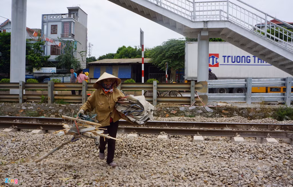 Ghi nhận của PV, một số người dân vẫn quyết định leo trèo qua rào chắn, vượt đường sắt để đi lại cho rằng đi đường vòng mất thời gian. Thậm chí, có người còn khiêng đồ đạc, xe đạp để qua lại.