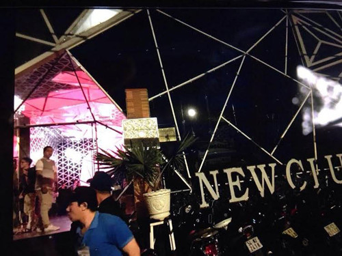 Canh sat dot kich quan bar, hang tram dan choi bo chay