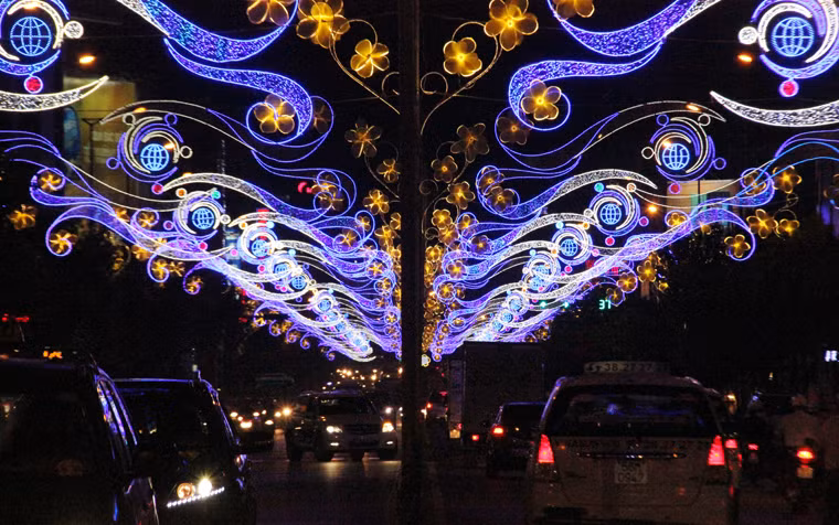 Tuyến cửa ngõ từ sân bay quốc tế Tân Sơn Nhất vào đến trung tâm thành phố được trang hoàng đèn hoa rực rỡ để đón chào du khách khắp nơi trên thế giới đến với "Hòn ngọc viễn đông".