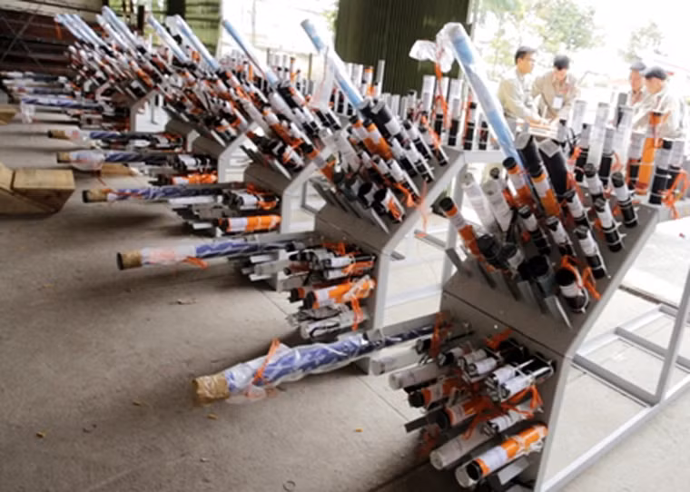 Còn đây là dàn pháo hoa đã được lắp đặt sẵn sàng chờ thời khắc đón mừng năm mới 2015 tại tầng 68 tòa nhà cao nhất Sài Gòn. Ảnh L.A.