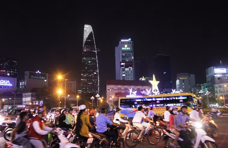 Đêm 30/12, một ngày trước thời khắc đón mừng năm mới 2015, Sài Gòn đã vô cùng nhộn nhịp...