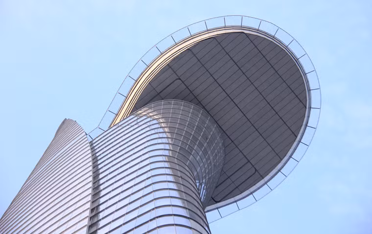 Chiều tối 30/12, thời điểm còn hơn 24h nửa đến thời khắc pháo hoa rực sáng trên bầu trời Sài Gòn, PV Kiến Thức ghi nhận các kỹ sư người Pháp và lực lượng nhân viên hùng hậu đang hối hả làm việc tại tầng 52 (bãi đỗ trực thăng của Tòa nhà) và tầng 68, là các nơi diễn ra sự kiện bắn pháo hoa lần đầu tiên tổ chức tại đây để phục vụ người dân TP HCM.