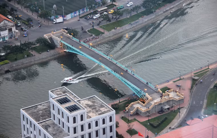 Các khu vực đẹp nhất mà người dân có thể quan sát được pháo hoa từ Tòa nhà Bitexco là: Khu vực cầu Móng qua kênh Tàu Hủ-Bến Nghé và dọc 2 bên đường Nguyễn Tất Thành (quận 4), đại lộ Võ Văn Kiệt (quận 1)...