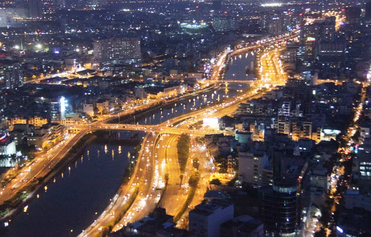 Đại lộ Võ Văn Kiệt kéo dài nhiều km chạy dọc kênh Tàu Hủ-Bến Nghé qua các quận 1,4,5,6,8,11 huyện Bình Chánh...cũng sẽ trở thành địa điểm lý tưởng để người dân ngắm pháo hoa từ tòa nhà cao nhất Sài Gòn.