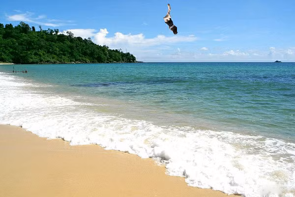 Giường như cô đang được bạn trẻ cho 'thả hồn' trên không chung giữa mênh mông sóng biển.