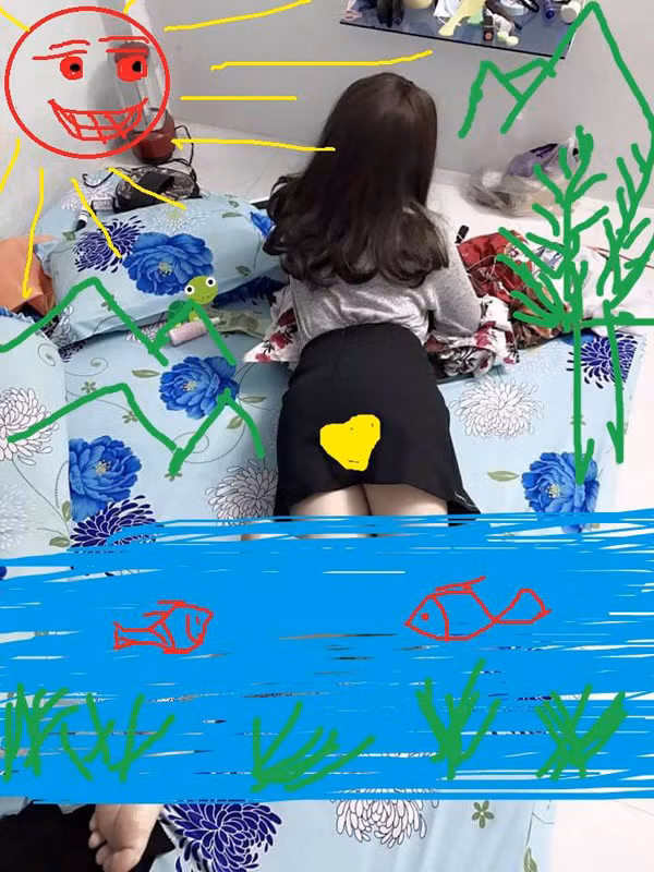 Bạn trẻ này chắc có tài photoshop lắm đây khi thiết kế cả cua và tôm lên giường cô gái.