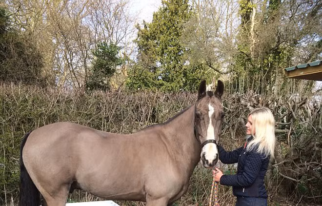 India Allix đến từ thị trấn Westerham, Kent, là nữ phi công, cơ phó có thâm niên của một hãng hàng không trụ sở tại Anh. Dưới đây là công việc một ngày của India vừa được cô chia sẻ trên Breakingnews. Ảnh trong bài: Breakingnews.