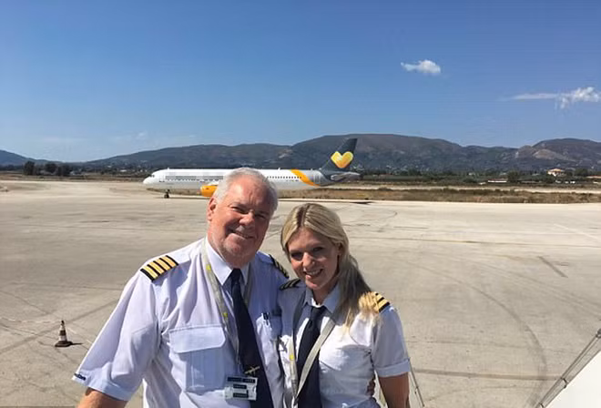 India chụp ảnh cùng cha sau khi hạ cánh an toàn. 'Tôi đã bay cùng cha 7 chuyến đường ngắn. Đây là lần đầu tiên tôi bay đường dài cùng ông. Chúng tôi rất thích được làm việc cùng nhau. Tuy nhiên không giống như khi ngồi cạnh các phi công khác, trong suốt chuyến bay cha chỉ bình luận về việc tôi thường xuyên tô lại son môi'. Ảnh trong bài: Breakingnews.