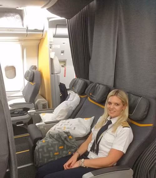 Với những chuyến bay dài, các phi công sẽ được chợp mắt khoảng 3 tiếng tại ghế dành riêng cho phi hành đoàn, phía đầu của máy bay.