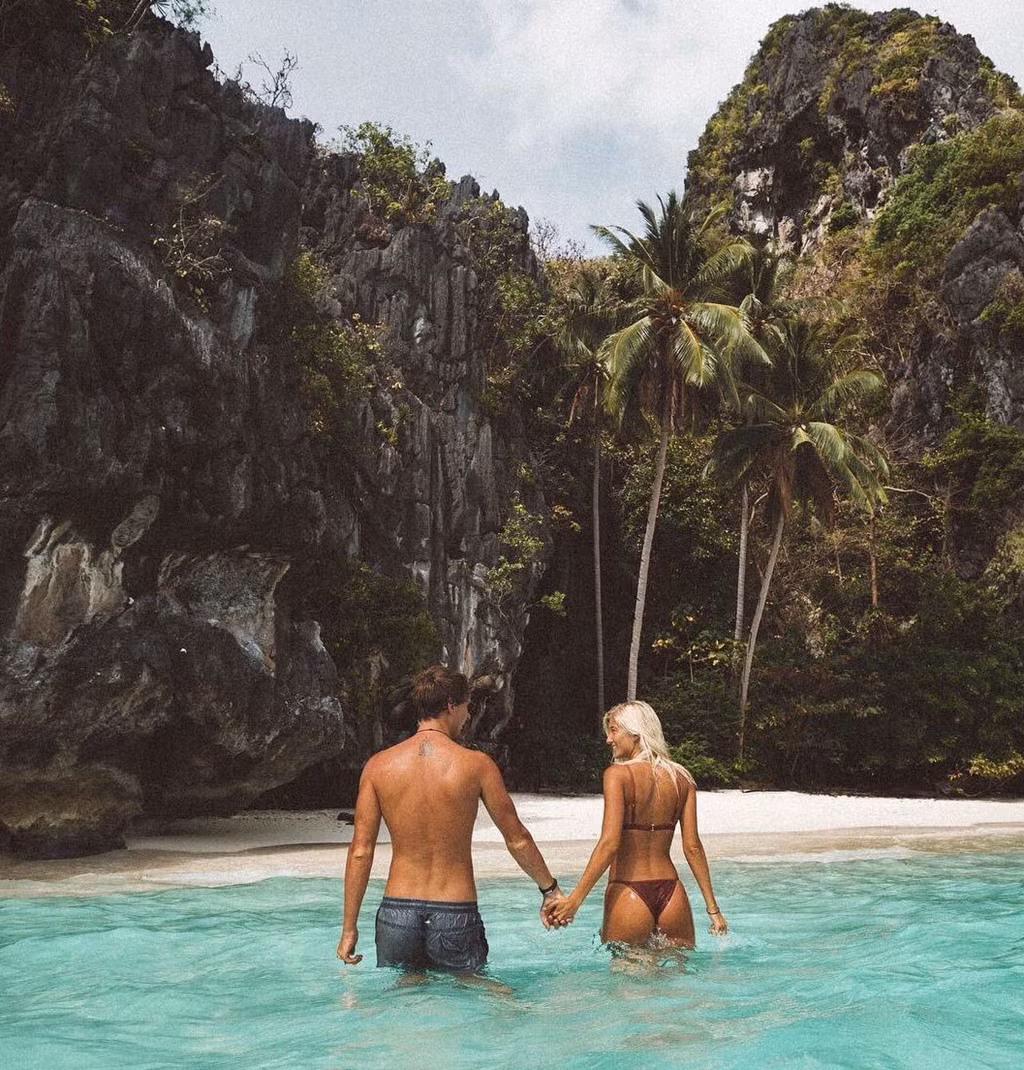 Đôi trẻ cùng nhau du lịch tới rất nhiều đất nước xinh đẹp trên thế giới như Hy Lạp, Pháp, Italy, Ấn Độ, Sri Lanka, Trung Quốc, Kenya... Mỗi nơi họ đến đều để lại những bức hình không thể nào quên.