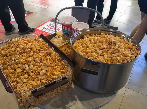 Và tuy rằng nhìn có vẻ "tham ăn, tục uống", nhưng phần lớn người đi xem cũng lấy nhiều bỏng ngô cũng chỉ như một hành động vui vẻ, thi xem ai có thể mang phụ kiện lớn nhất đi chứ không hẳn vì tham ăn.