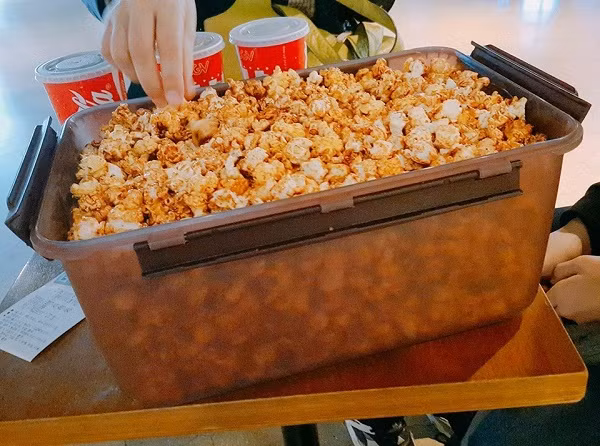 Ở Việt Nam thì việc miễn phí bỏng ngô này chưa từng xảy ra nhưng ở một số nước phương Tây và châu Á khác, thì những event như thế này thường được diễn ra ở một vài dịp trong năm để kích thích người xem đi xem phim tại rạp.