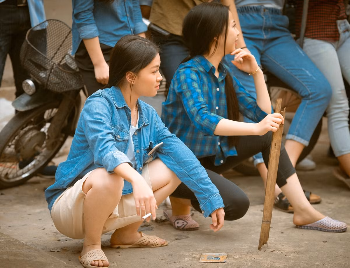 Bạn Trương Bảo Khanh - học sinh của lớp 12A6 chia sẻ với Kul.vn, bộ ảnh này là ý tưởng của tập thể lớp về thời bao cấp ngày xưa, đồng thời liên hệ với các tác phẩm văn học như Lão Hạc, Hai đứa trẻ...