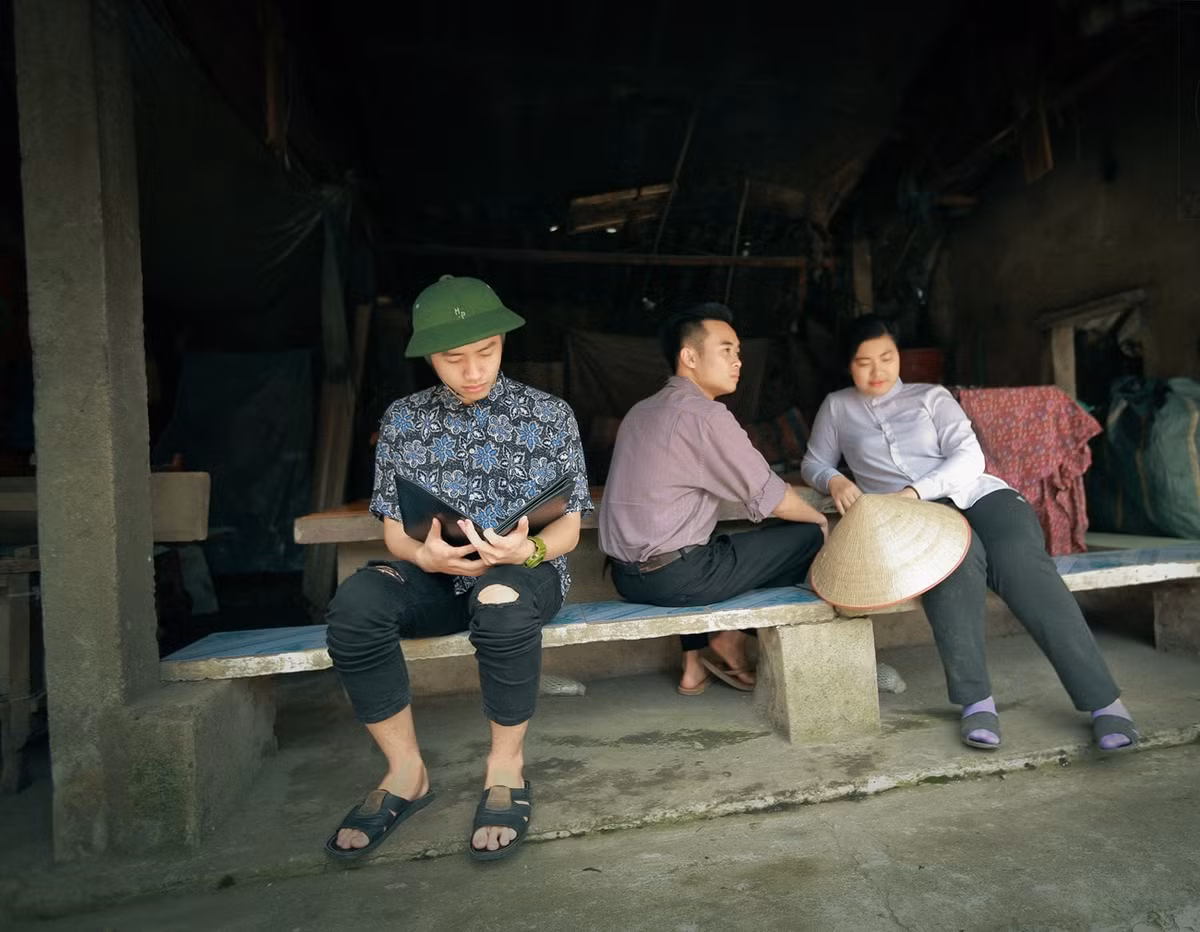 Ảnh kỷ yếu đã không còn quá xa lạ trong cộng đồng giới trẻ Việt, để lưu lại những kỷ niệm bên dưới mái trường. Và dù là những người trẻ hiện đại, nhưng các bạn có mong muốn tái hiện những giá trị xưa cũ, cũng như quan niệm rằng, những điều của ngày xưa người ta lại càng thích. Từ quần áo, background cho đến kiểu tạo dáng... đều được lấy cảm hứng từ những món đồ, hay phong cách thời xưa.
