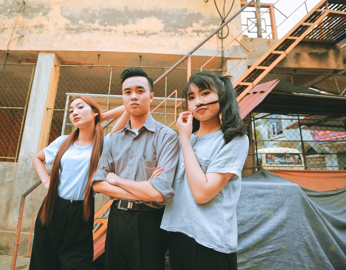 Chắc hẳn, nhiều người vẫn chưa quên những bộ ảnh hoài cổ, ton-sur-ton hay thậm chí được đầu tư lên đến 40 triệu theo phong cách hoàng gia đã "làm mưa làm gió" trong thời gian qua. Mới đây, các bạn học sinh của lớp 12A6, trường THPT Tống Văn Trân (Ý Yên, Nam Định) đã cho ra đời thêm một bộ ảnh theo phong cách vintage với concept thời bao cấp khác.