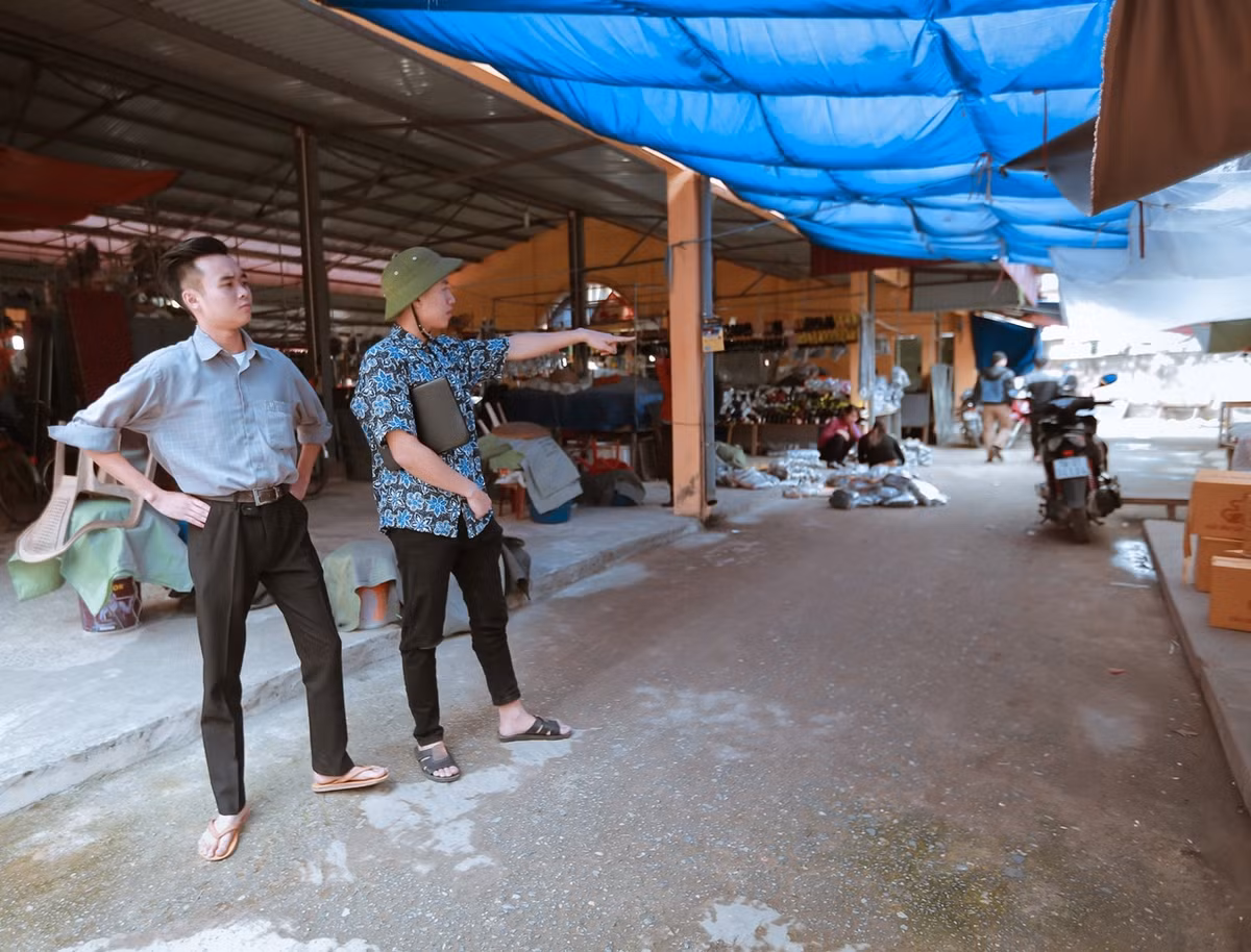 Bảo Khanh chia sẻ, cả lớp đã lên ý tưởng và thực hiện bộ ảnh trong 5 ngày. Ban đầu dự định làm nhiều hơn, nhưng vì không đủ thời gian nên lớp đã phải bỏ qua rất nhiều và rút gọn lại chỉ chụp vỏn vẹn 30 phút ở khu chợ.