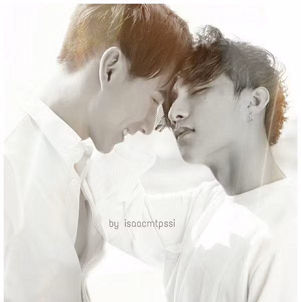 Cả hai "nam thần" cùng xuất hiện trong bộ trang phục màu trắng ở cùng một bức hình khiến người hâm mộ "đứng ngồi không yên".