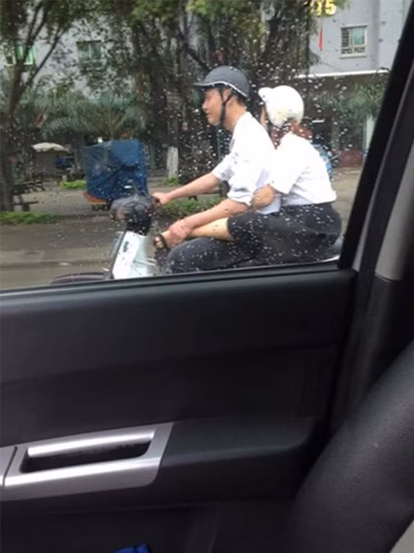 Ngay khi những hình ảnh trên được chia sẻ, dân mạng đã "khai quật" được không ít những bức ảnh chụp dáng ngồi kém duyên nhưng vô cùng phổ biến khi đi xe máy này. Điều ngạc nhiên là dường như các cô gái không hề ngại ngùng khi ngồi ở một tư thế có phần "khó coi".