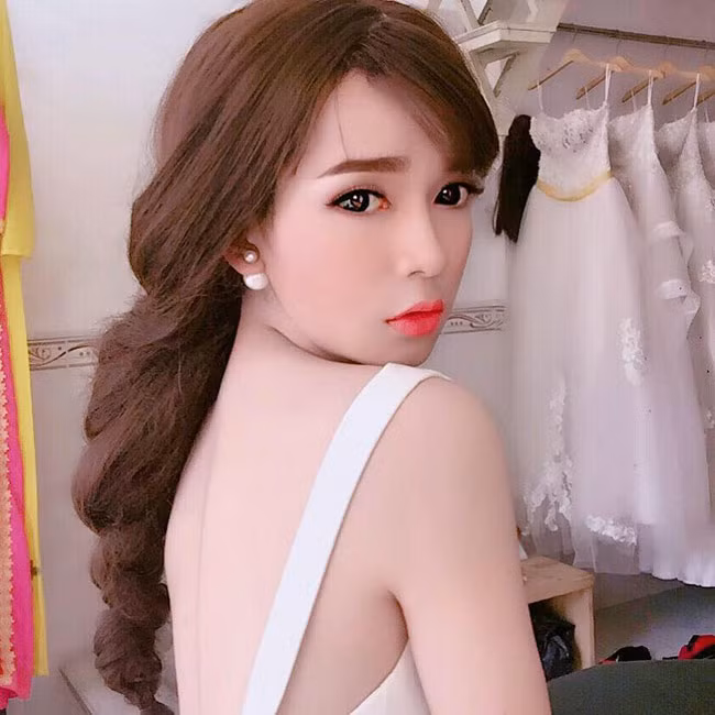 Đoàn cao 1m60 và nặng 45kg. Ngay từ nhỏ, cơ thể Đoàn đã có nhiều nét nữ tính nên không cần luyện tập quá nhiều để có vóc dáng hiện tại.