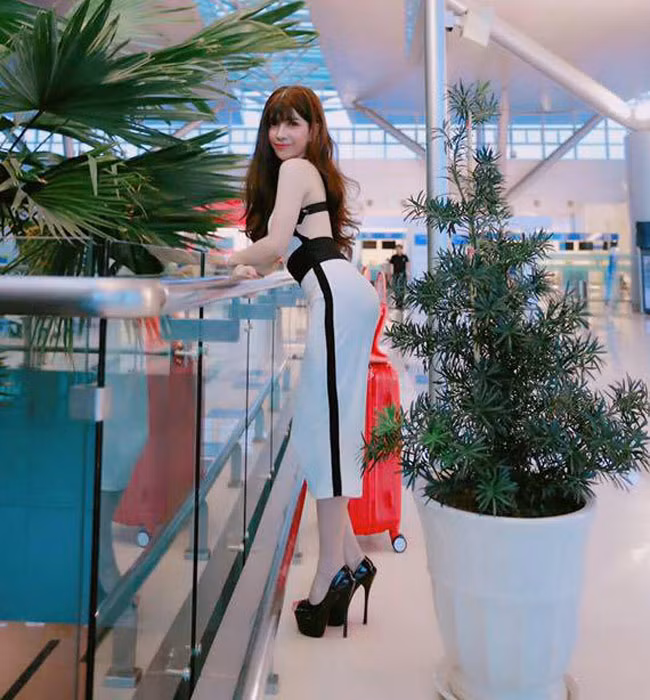 Khó có thể tin, cô gái xinh đẹp, quyến rũ trong bức ảnh này từng là một gã trai.