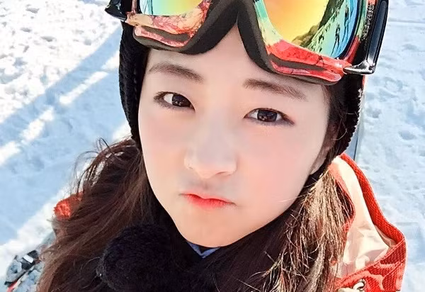 Chính bởi vẻ đẹp không tì vết vừa nhẹ nhàng tựa sương sa nhưng lại vừa có sự cứng rắn của quân đội mà cô đã được lựa chọn là Gương mặt đại diện cho quân đội Hàn Quốc trong năm 2017 này.