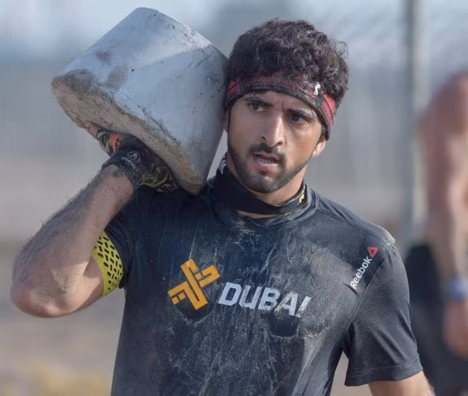 Dù sinh ra trong gia đình đông anh chị em (23 người), thái tử luôn được lòng mọi thành viên, đặc biệt là các cháu. Anh thường xuyên khoe ảnh chơi cùng con của các em trên Instagram và hết lời khen ngợi sự nghịch ngợm, đáng yêu từ chúng. Fazza là thái tử sống xa hoa song cũng rất giản dị, gần gũi khi cần. Anh không ngần ngại đi lại bằng phương tiện công cộng trong thời gian học ở nước ngoài. Mới đây, Fazza để lại ấn tượng đẹp trong mắt công chúng khi dùng siêu xe Mercedes-AMG G63 của mình kéo một chiếc xe tải bị kẹt trong cát, theo Arab News.