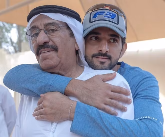 Lớn lên tại Dubai nên cuộc sống của thái tử không thể thiếu những tòa nhà chọc trời. Fazza được biến đến như vận động viên nhảy dù không chuyên, thường xuyên đăng ảnh và clip ghi lại khoảnh khắc thả mình trên bầu trời rộng lớn. Bên cạnh đó, Fazza còn nổi tiếng là người yêu động vật. Thú cưng của anh gồm nhiều loài vật khác nhau như sư tử, chim ưng, ngựa, lạc đà...