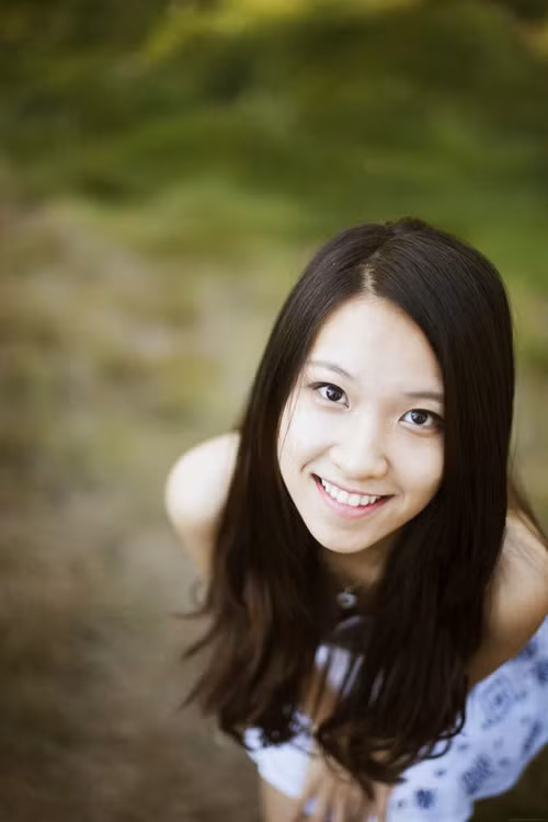 Đặc biệt hơn, Johns Hopkins chỉ là một trong tám sự lựa chọn mà Sao Ly có được. Ba tháng trở lại đây, cô gái 24 tuổi này lần lượt nhận được thông báo trúng học bổng tiến sỹ của các trường đại học danh giá như: MIT, ĐH Cornell , ĐH California San Diego, ĐH Chicago, ĐH Rice, ĐH Texas Southwestern và ĐH Baylor. 15 tuổi, cô gái Đà Nẵng một mình sang Mỹ du học. Sự khác biệt về văn hóa, ngôn ngữ… là những khó khăn chồng chất cô nàng phải đối mặt. Thế nhưng, với suy nghĩ “phải làm được gì đó lớn lao, phải tiến càng xa càng tốt”, Sao Ly đã từng bước hòa nhập và giành được thành tích học tập đáng nể nơi xứ người.