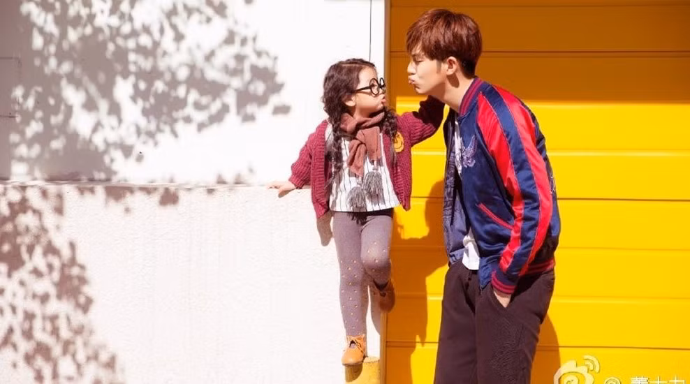 Cặp "bố con thực tập" có chiều cao cách nhau gần 1 m nhận được nhiều sự yêu mến của khán giả.