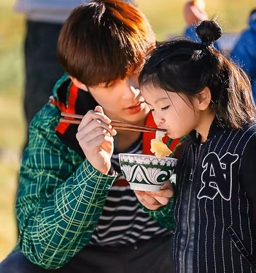 Mặc dù chỉ mới 23 tuổi, anh chàng đã thể hiện sự quan tâm, chăm sóc chu đáo cho cô gái nhỏ. Không ít những lúng túng trong lần đầu làm bố khiến khán giả bật cười.