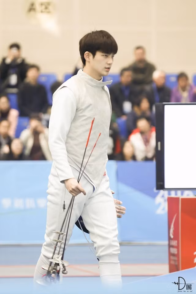 Sau bức ảnh chụp cùng các thành viên đội đấu kiếm tham gia Olympic Rio, Brazil, "anh chàng cao kều" được nhiều người biết đến.