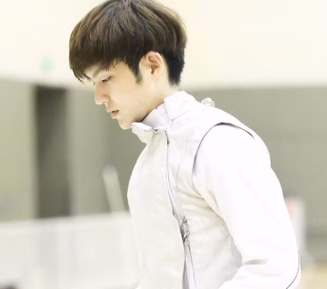 Những bức ảnh chụp khoe "góc nghiêng thần thánh" của chàng kiếm thủ nhận được nhiều sự khen ngợi trên mạng xã hội.