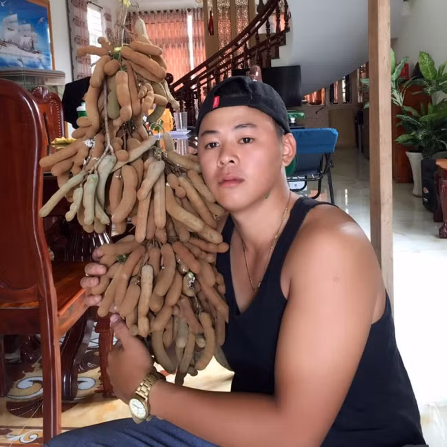 "Hành hạ tinh thần" bằng xoài non chưa đủ, trước đó, chàng trai này còn thu hút sự chú ý bởi video quay lại cảnh anh vặt từng trái me xanh, chấm vào chén mắm ớt cay xè và ăn luôn cả vỏ. Không cần đầu tư quá công phu, kỹ lưỡng về góc máy, cũng không có những khung hình đẹp lung linh, nhưng đoạn clip đã "ẵm trọn" hơn 5 triệu lượt xem và hơn 70 nghìn lượt chia sẻ từ phía cư dân mạng.