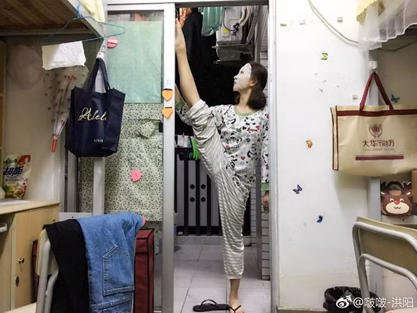 Vừa đắp mặt nạ, vừa “đo” xem chân mình có cao bằng cái cửa phòng hay không!